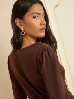 Chocoladebruin - Love & Roses - Jersey top met lange mouwen en geschulpte V-hals
