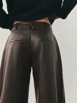 Chocoladebruin - Nothing Ordinary Faux Leather Barrel Leg Trousers