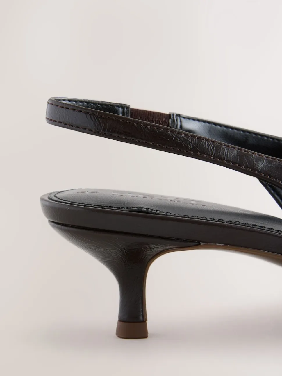 Chocoladebruin - Punt Toe Lage Slingback Naaldhak Schoenen