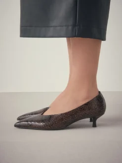 Chocoladebruin - Puntige lage naaldhakken schoenen