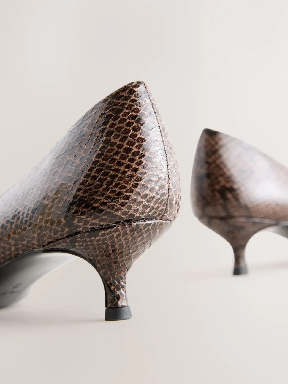 Chocoladebruin - Puntige lage naaldhakken schoenen