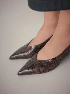 Chocoladebruin - Puntige lage naaldhakken schoenen