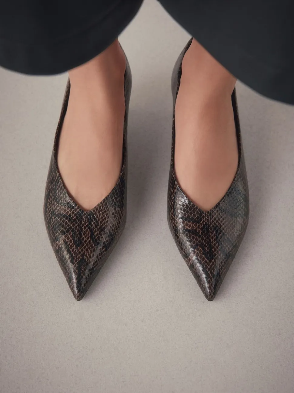 Chocoladebruin - Puntige lage naaldhakken schoenen