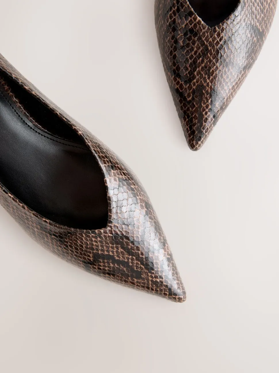 Chocoladebruin - Puntige lage naaldhakken schoenen