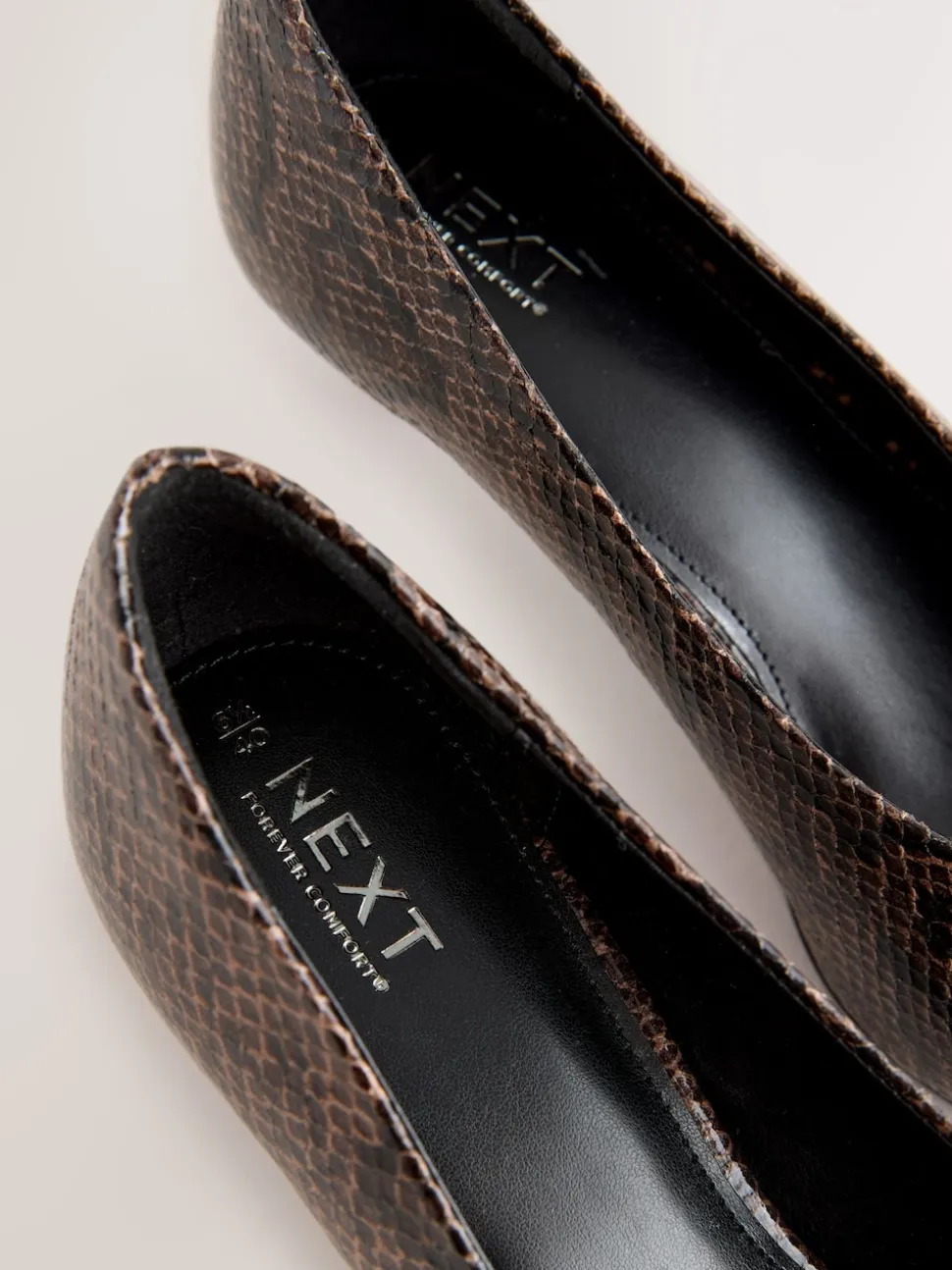 Chocoladebruin - Puntige lage naaldhakken schoenen