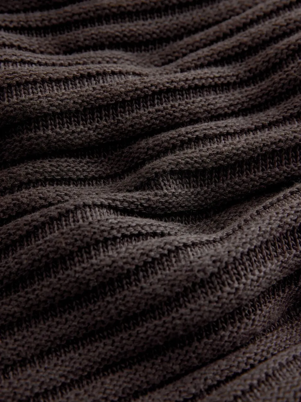 Chocoladebruin - Ribgebreide trui met V-hals