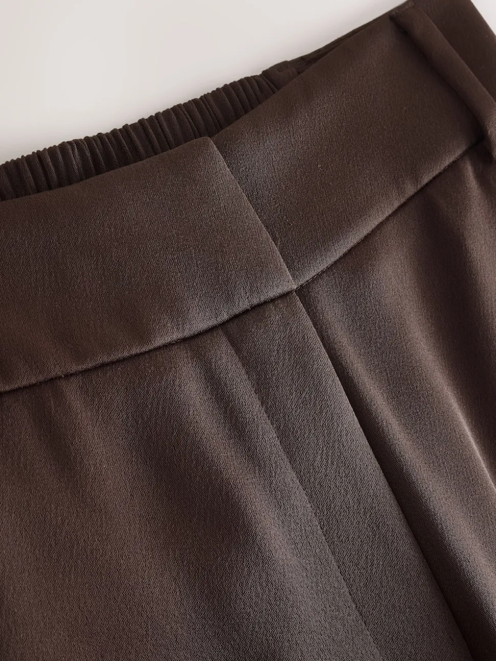 Chocoladebruin - Satijnen broek met wijde pijpen en elastiek in de achterkant