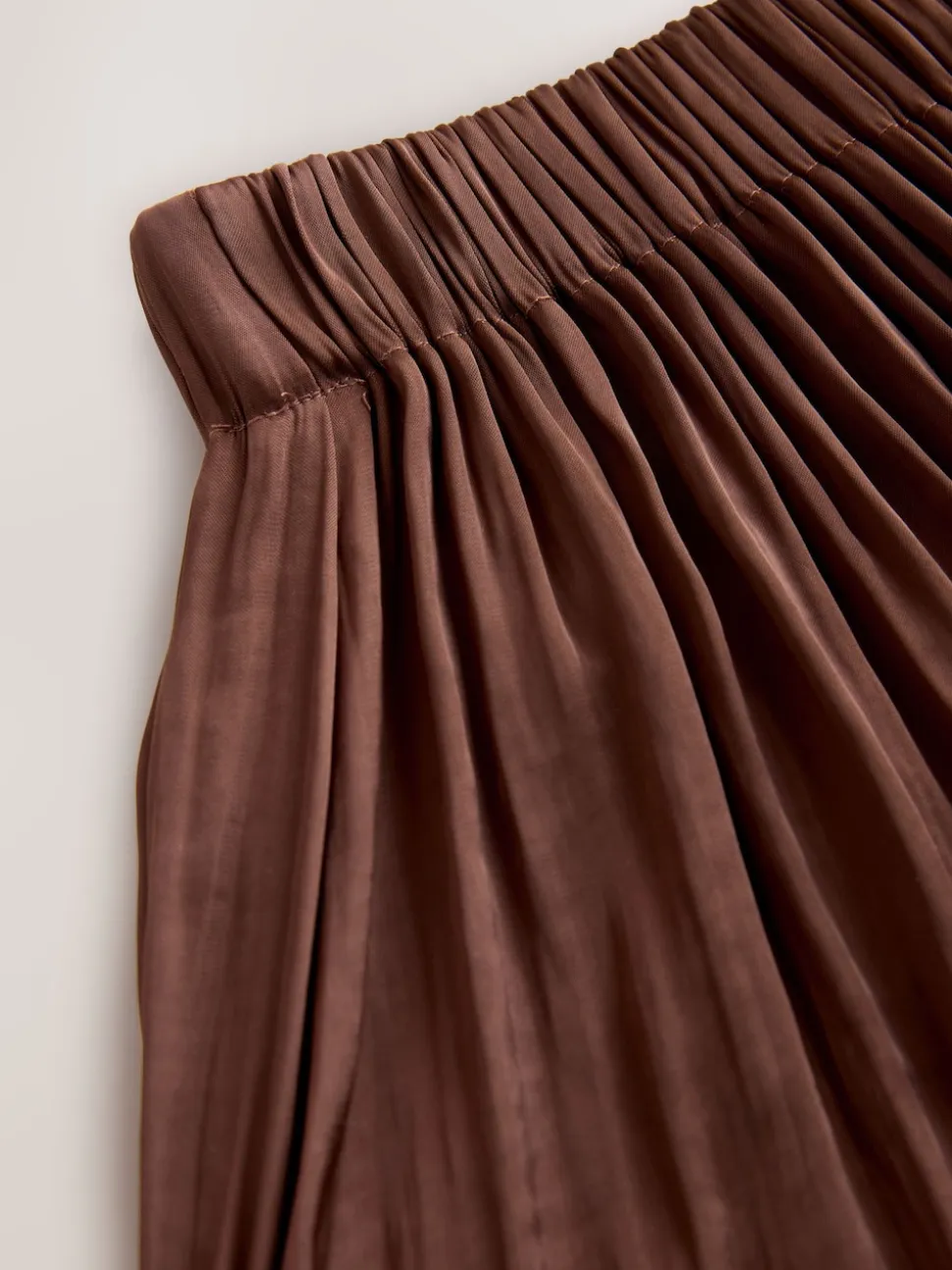 Chocoladebruin - Satin Pleated Maxi Skirt