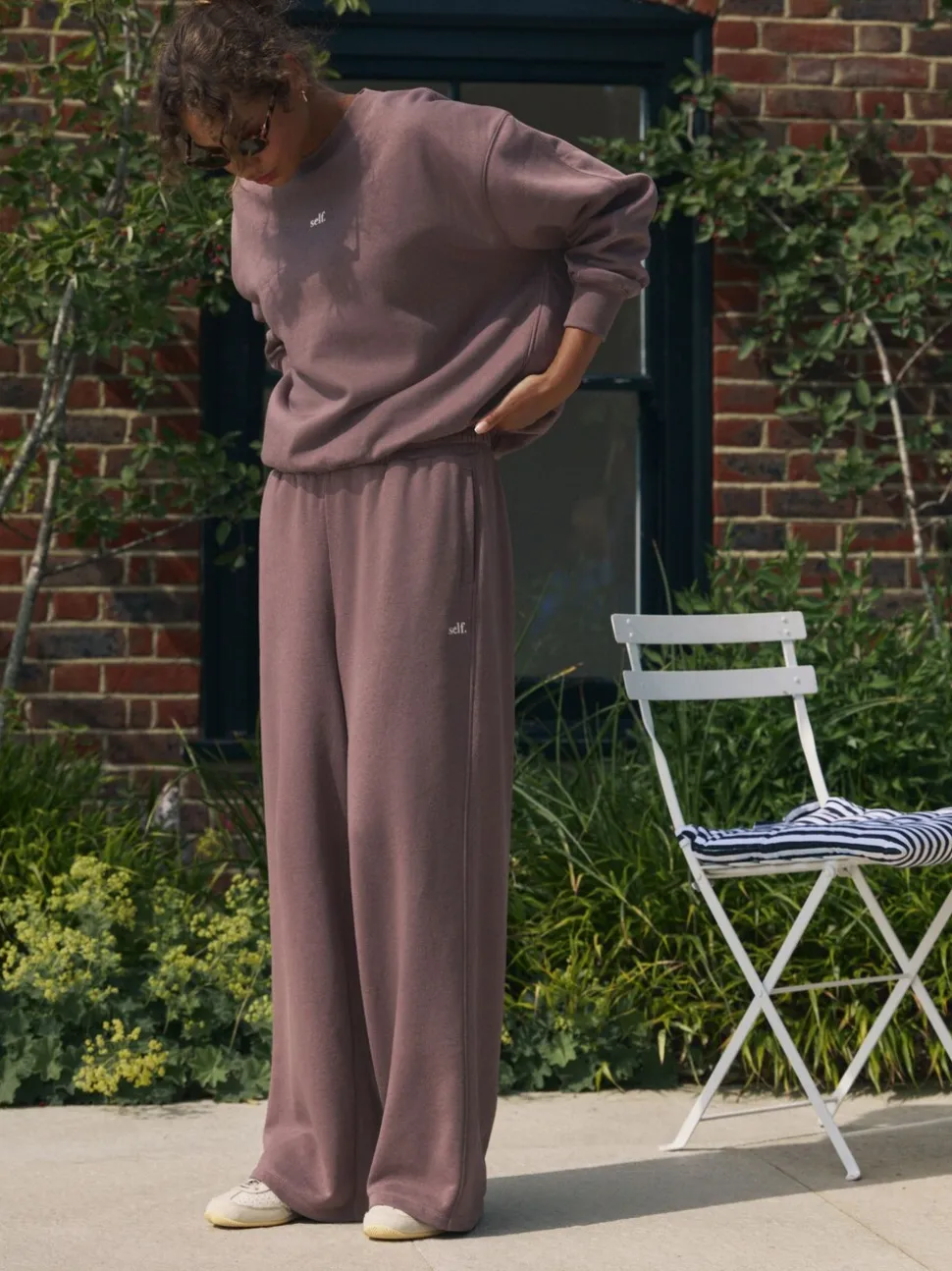 Chocoladebruin - self. joggingbroek met wijde pijpen