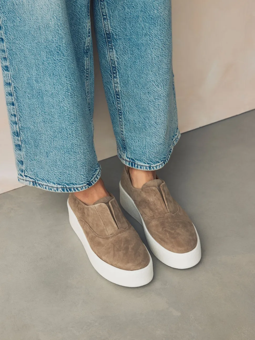 Chocoladebruin - Signature leren sneakers met dikke plateauzolen en sleehak