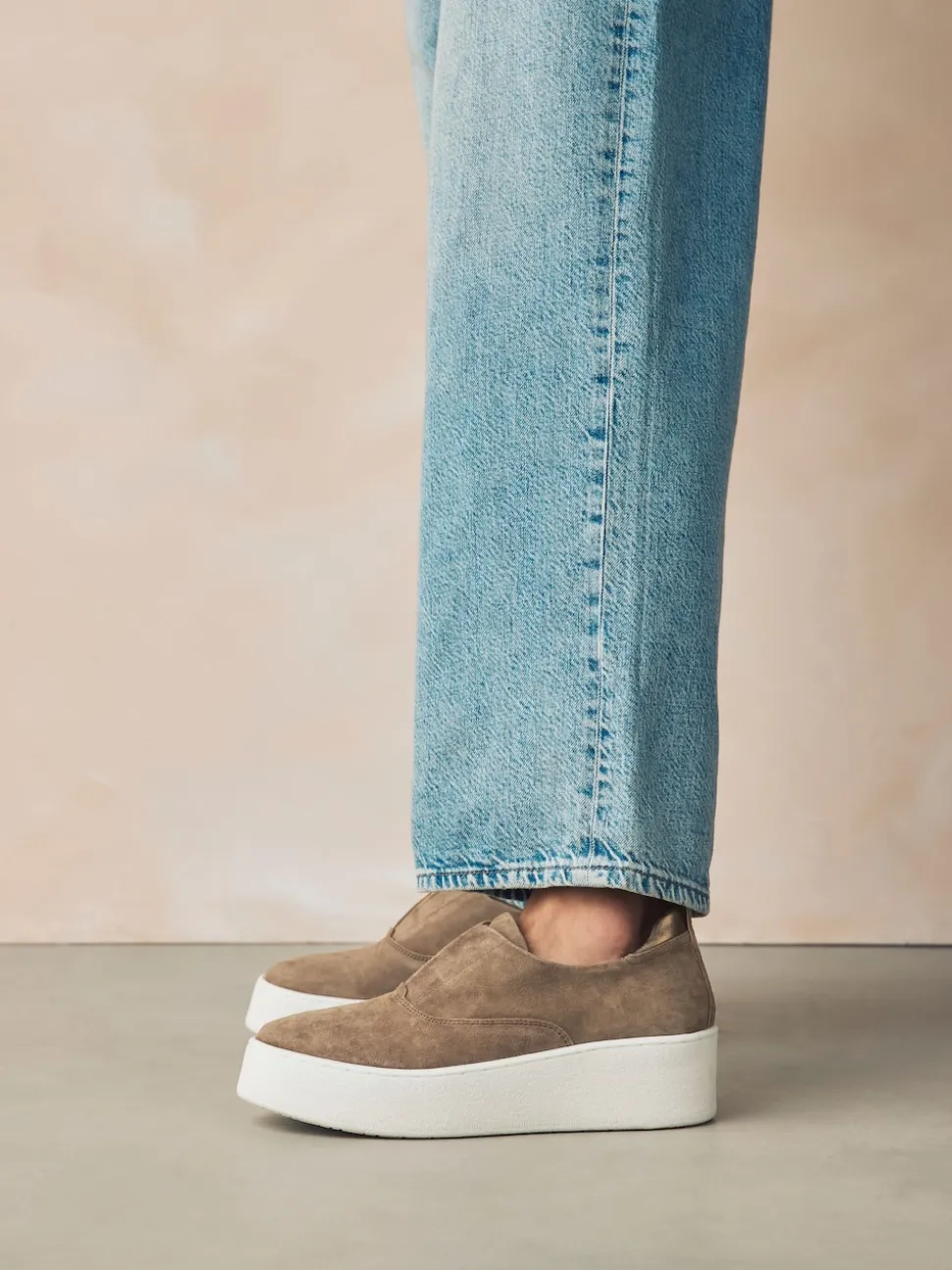 Chocoladebruin - Signature leren sneakers met dikke plateauzolen en sleehak