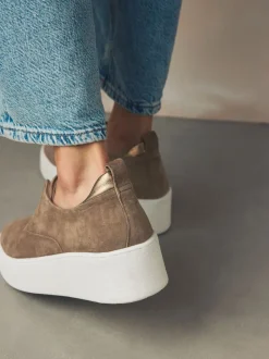 Chocoladebruin - Signature leren sneakers met dikke plateauzolen en sleehak