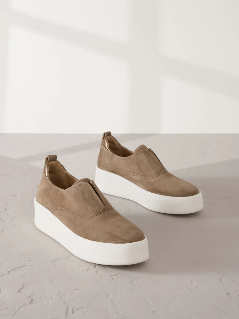 Chocoladebruin - Signature leren sneakers met dikke plateauzolen en sleehak