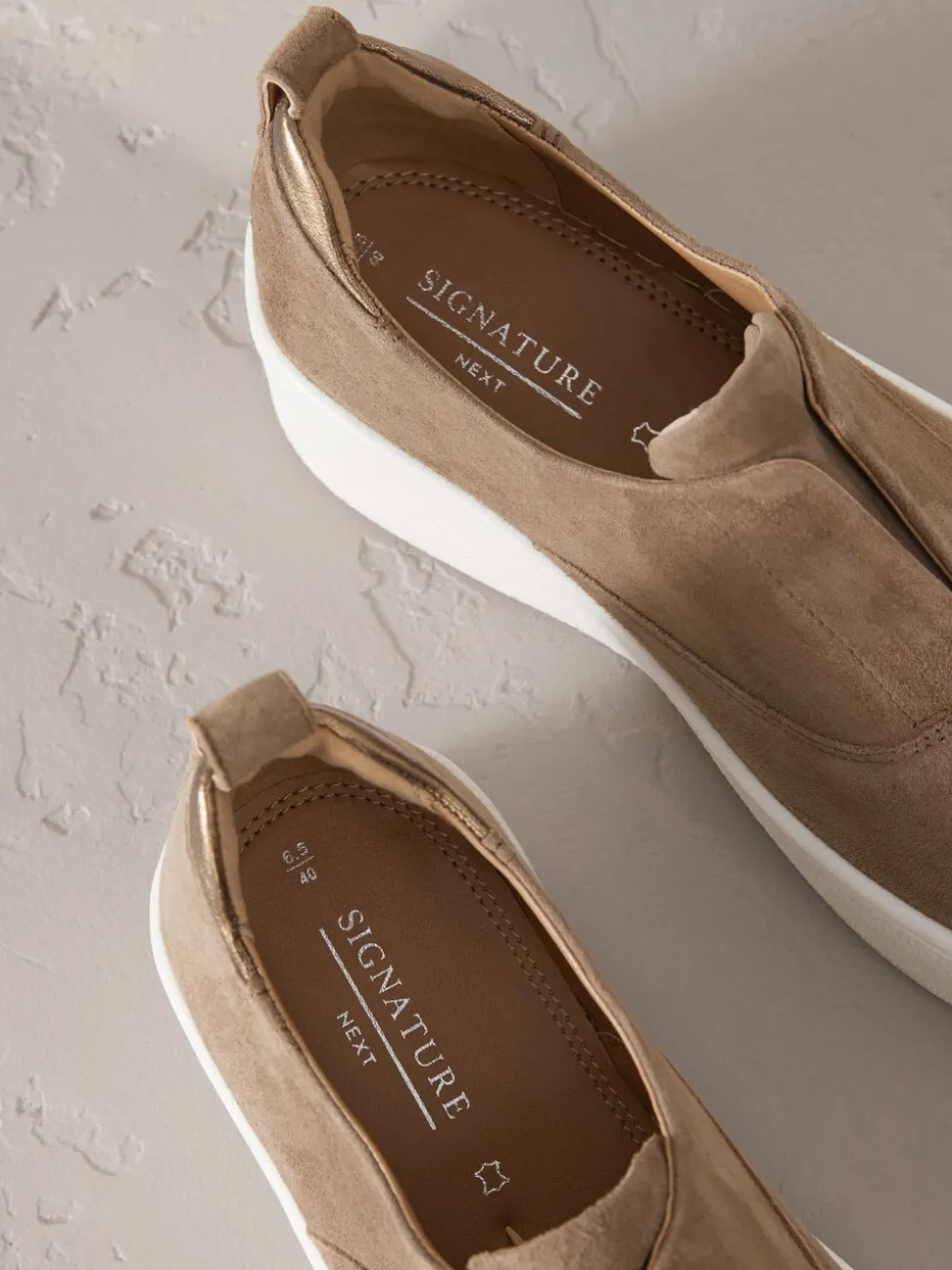 Chocoladebruin - Signature leren sneakers met dikke plateauzolen en sleehak