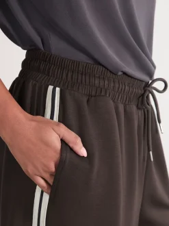 Chocoladebruin - Slinky trainingsbroek met wijde pijpen en zijstrepen