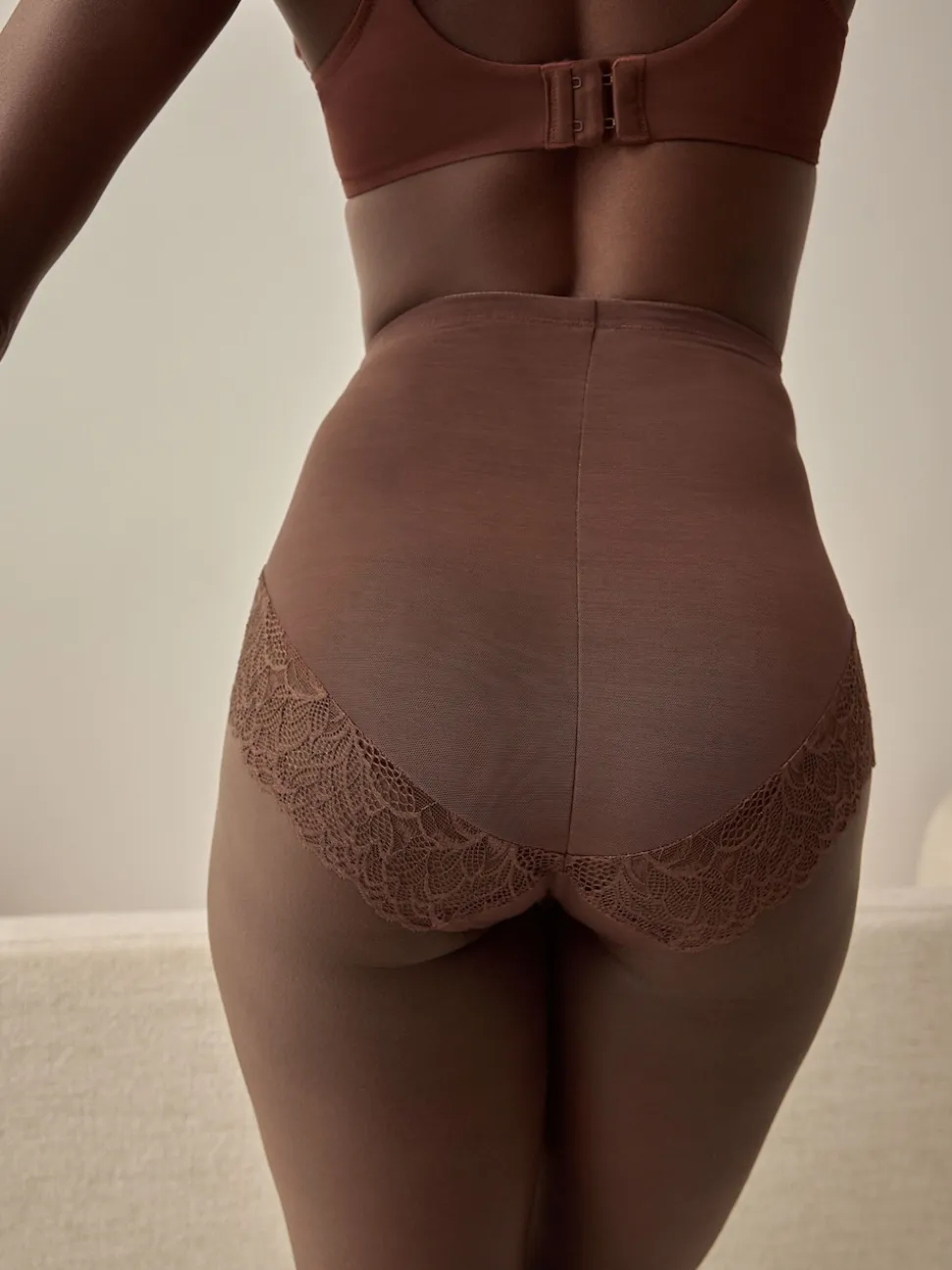 Chocoladebruin - Vormende slip met stevige buikcorrectie