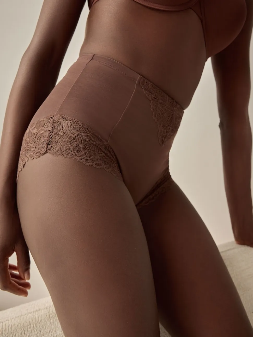 Chocoladebruin - Vormende slip met stevige buikcorrectie