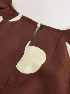 Chocoladebruin gestippeld - Midi-jurk met print en pofmouwen