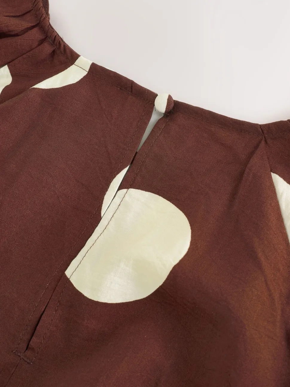 Chocoladebruin gestippeld - Midi-jurk met print en pofmouwen