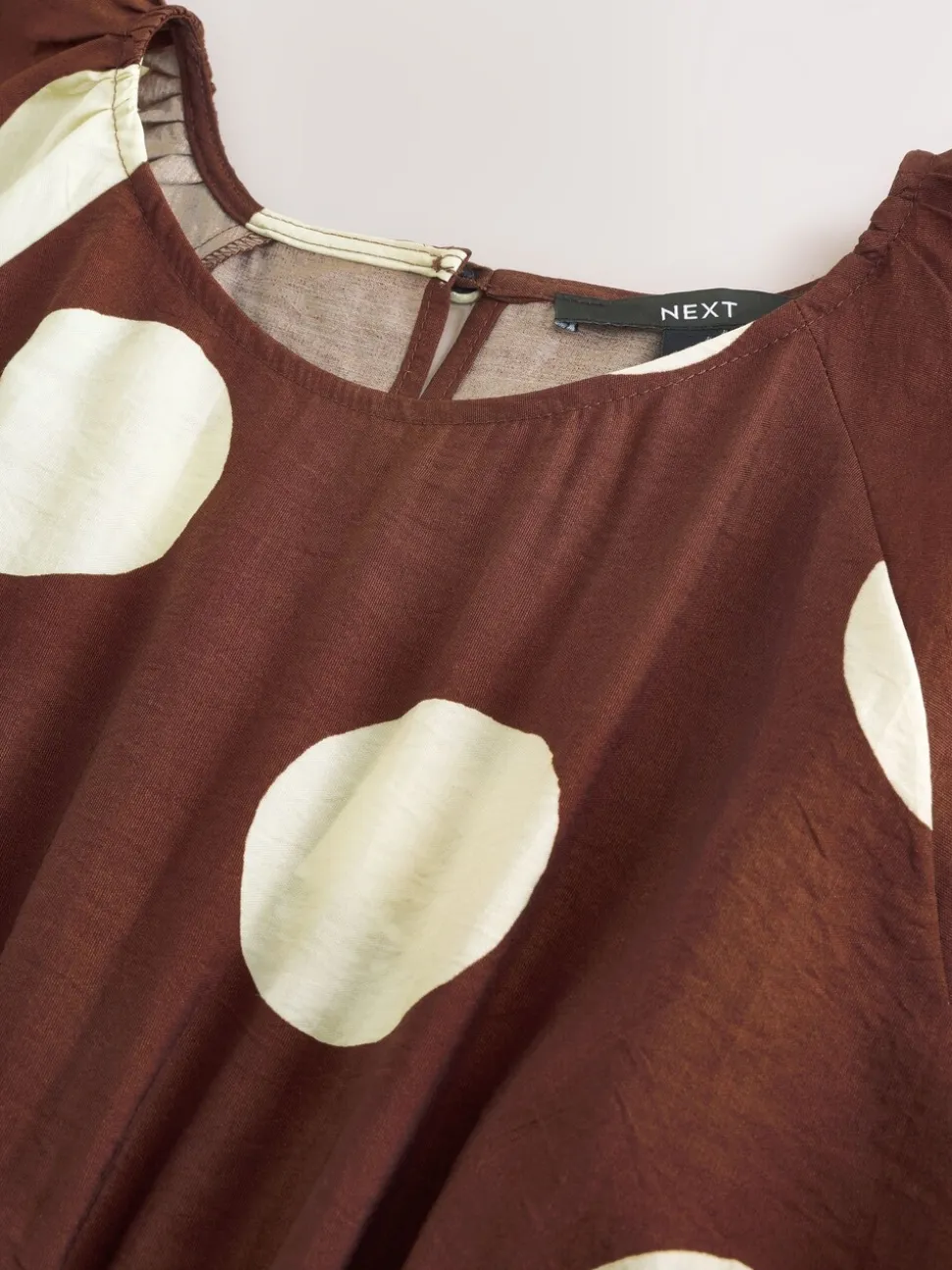 Chocoladebruin gestippeld - Midi-jurk met print en pofmouwen