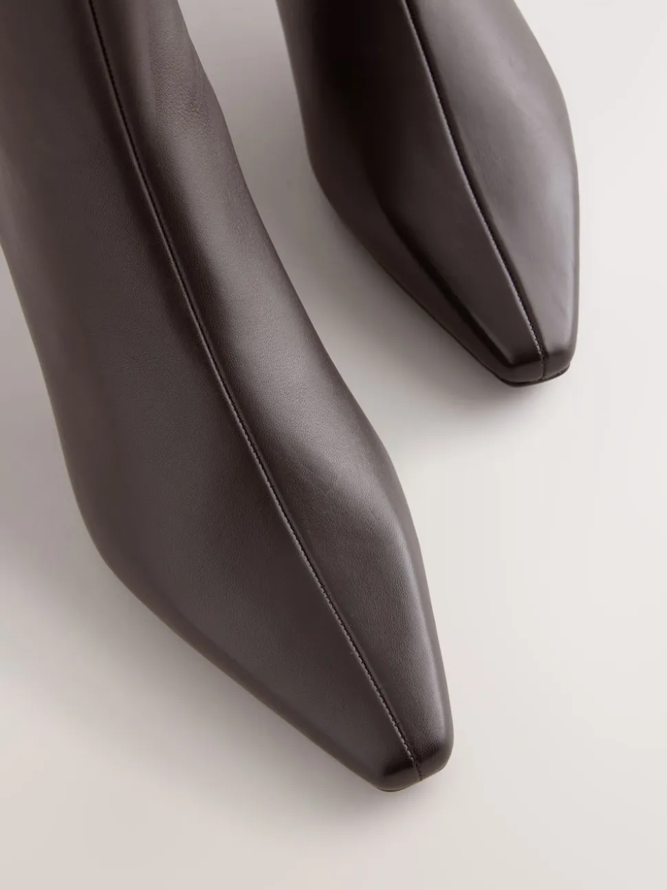 Chocoladebruin leer - Forever Comfort® enkellaarsjes met hak en spitse neus