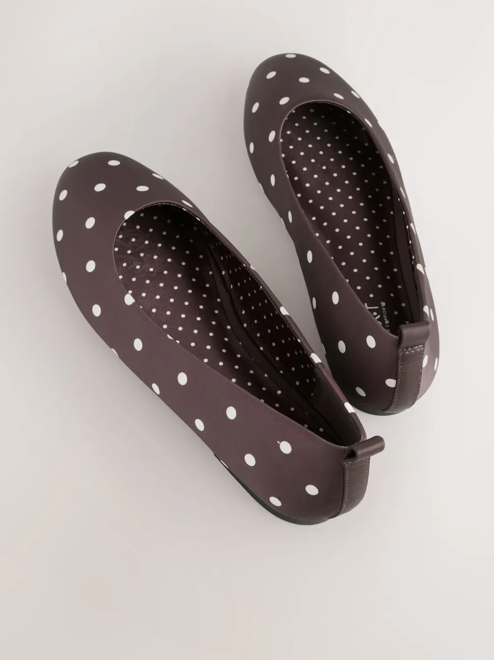 Chocoladebruin met stippen - Forever Comfort® Round Toe Ballerinas