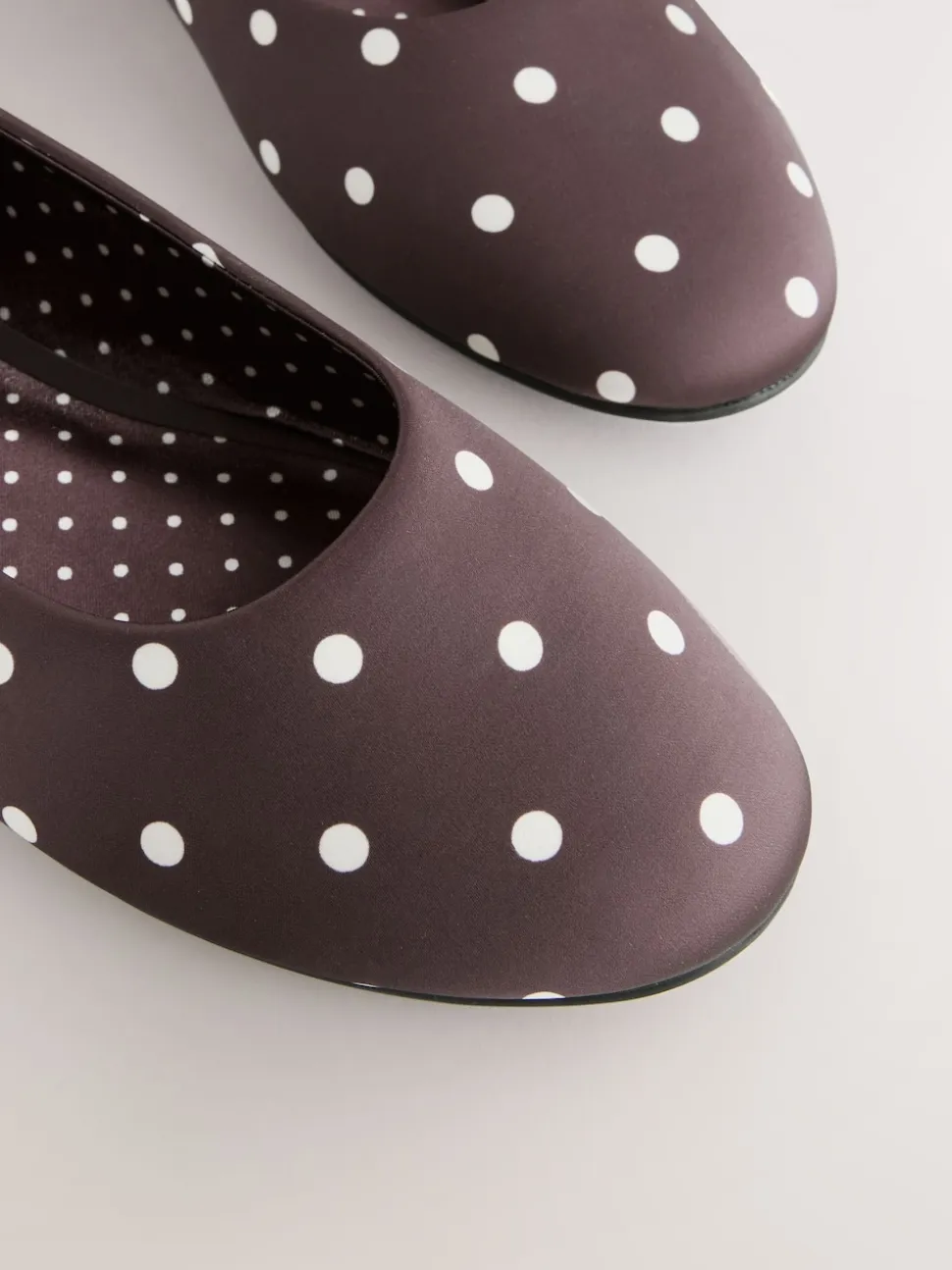 Chocoladebruin met stippen - Forever Comfort® Round Toe Ballerinas