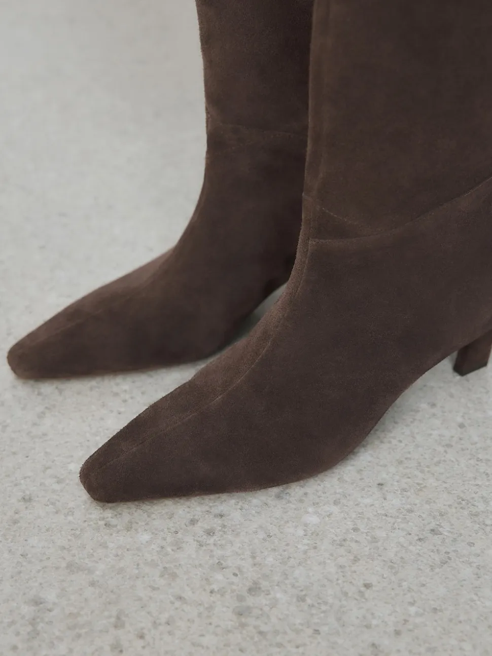 Chocoladebruin suède - Forever Comfort® Knee High Chisel Toe Heeled Boots