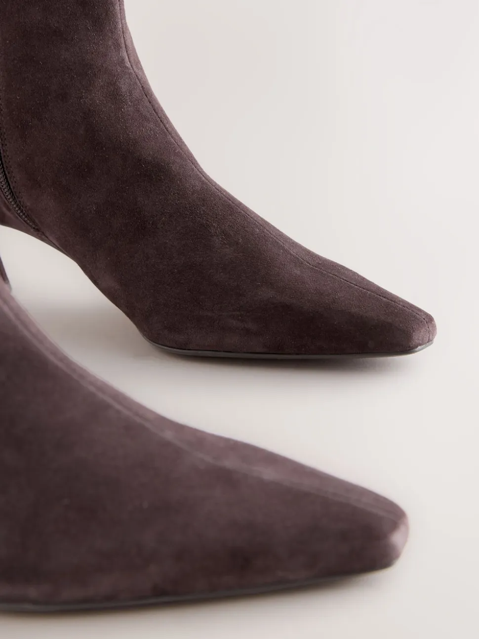 Chocoladebruin suède - Forever Comfort® enkellaarsjes met hak en spitse neus