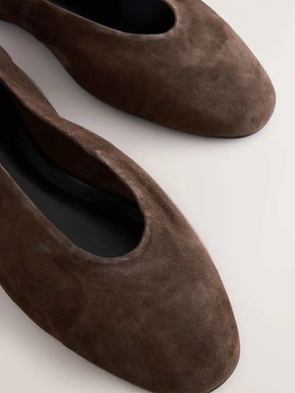 Chocoladebruin suède - Leren ballerina met ronde neus