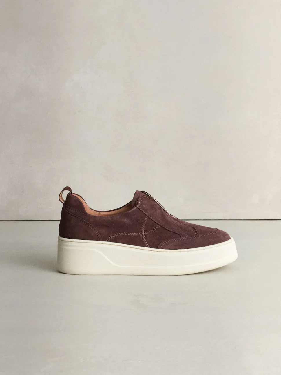 Chocoladebruin suède - Signature leren sneakers met dikke plateauzolen en sleehak