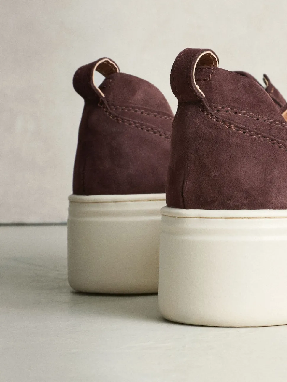 Chocoladebruin suède - Signature leren sneakers met dikke plateauzolen en sleehak