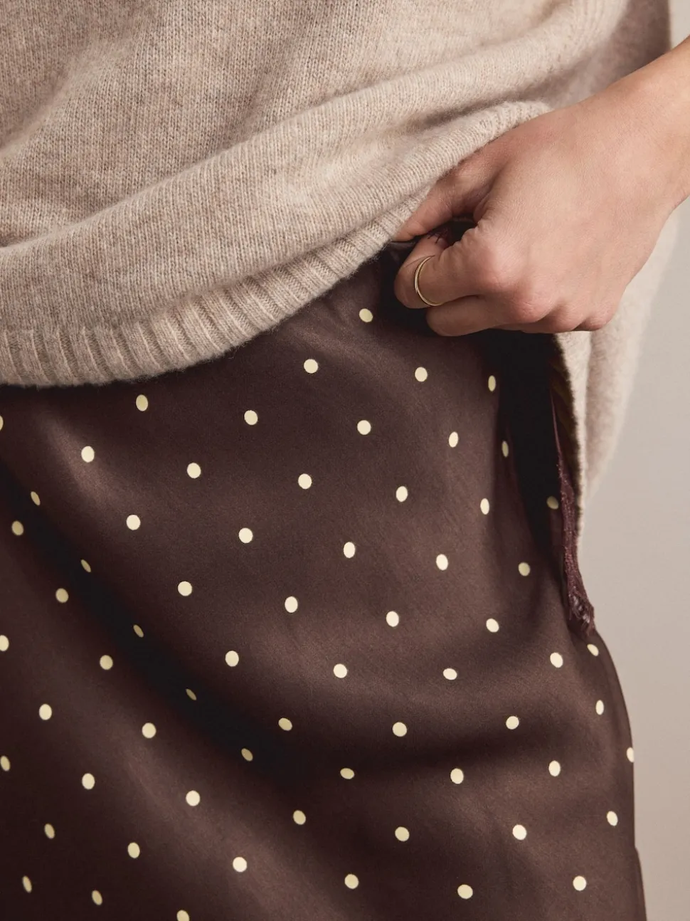 Chocoladebruin/Crème met stippen - Satijnen midirok