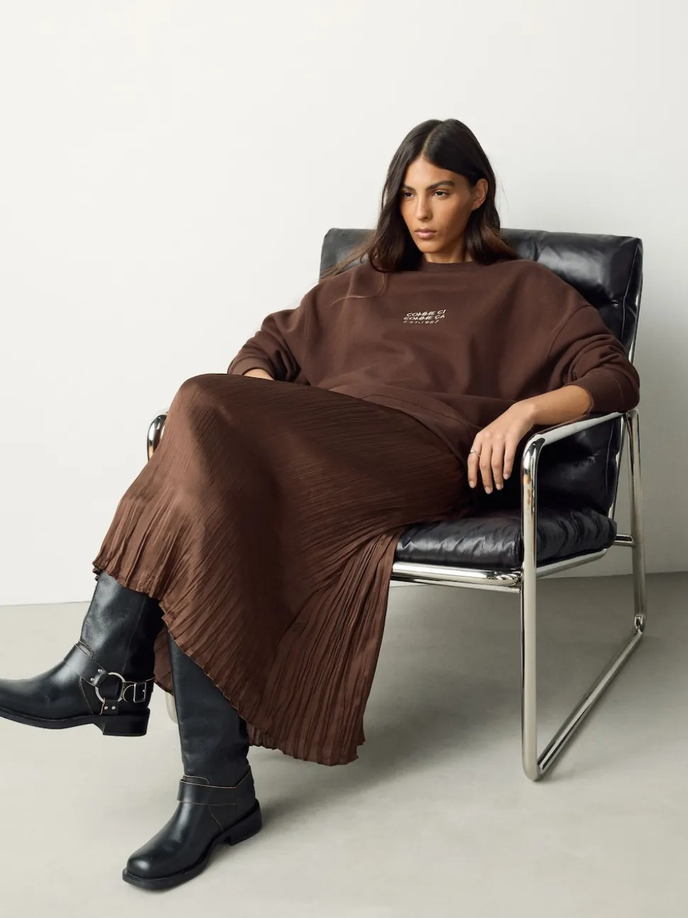 Chocoladebruine borduurwerk - 2-In-1 Sweatshirt met Satijnen Midi Rok