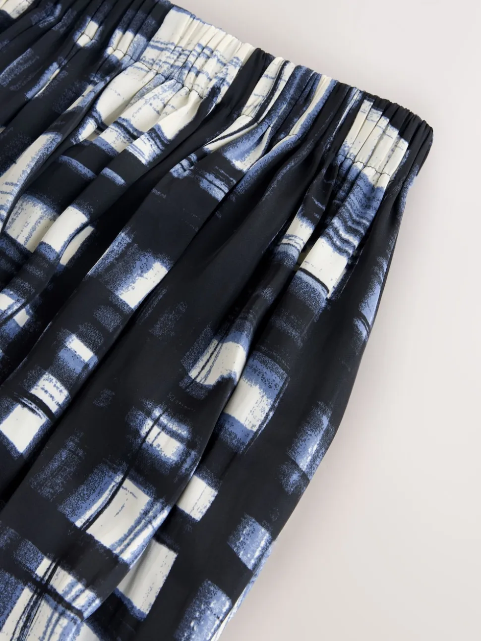 Crème/marineblauw ruit - Satin Pleated Maxi Skirt