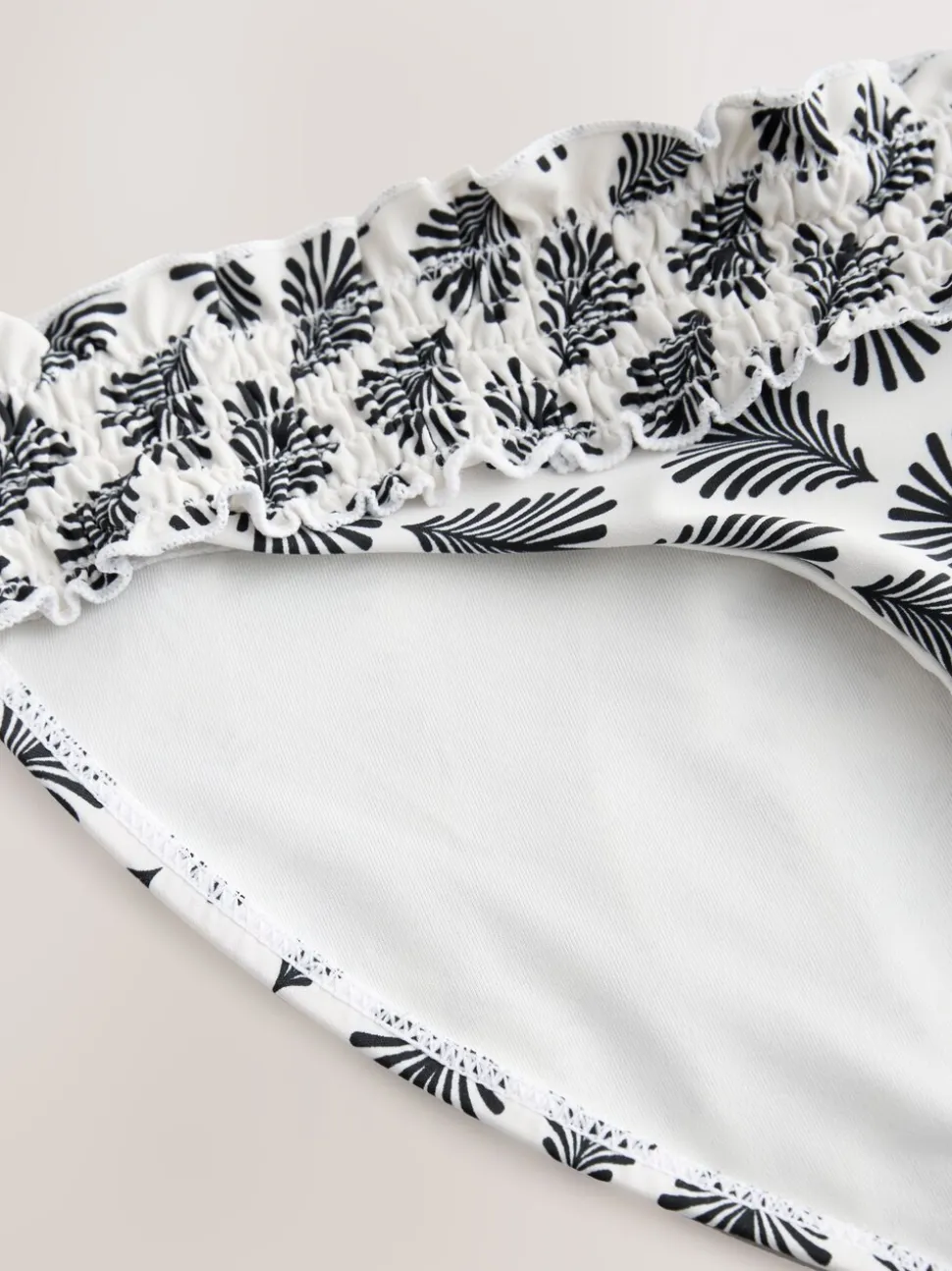 Crème/Zwart Waaierprint - Gerimpelde bikinislip met hoge taille