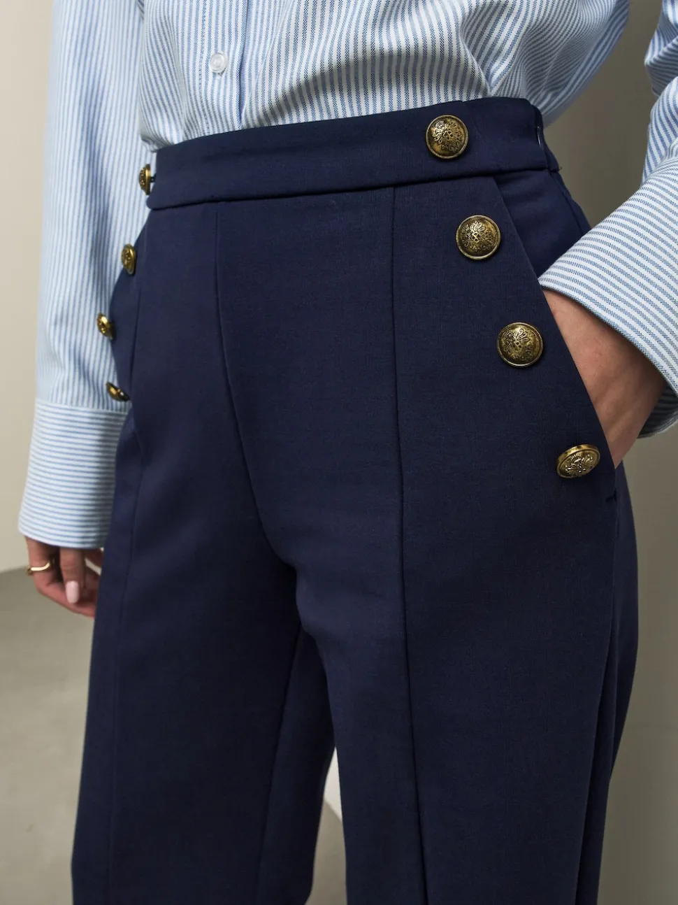 Donkerblauw - Ponte Broek met Wijde pijpen en goudkleurige knoopdetails