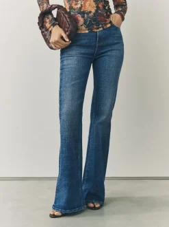 Donkerblauw - Stretch jeans met uitlopende pijpen en hoge taille