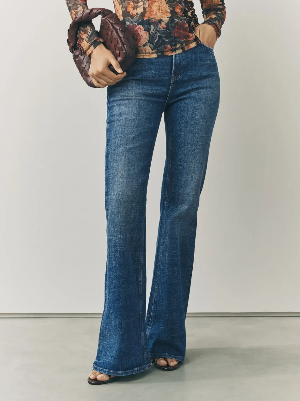 Donkerblauw - Stretch jeans met uitlopende pijpen en hoge taille