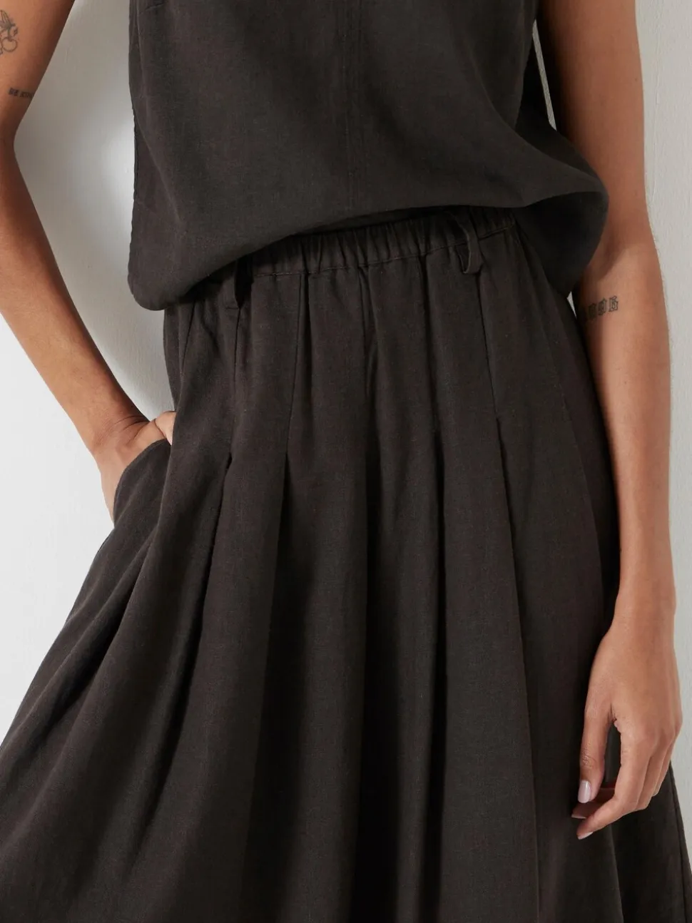 Donkerbruin - Hush Ivy Pleated Linen Blend Midi Skirt