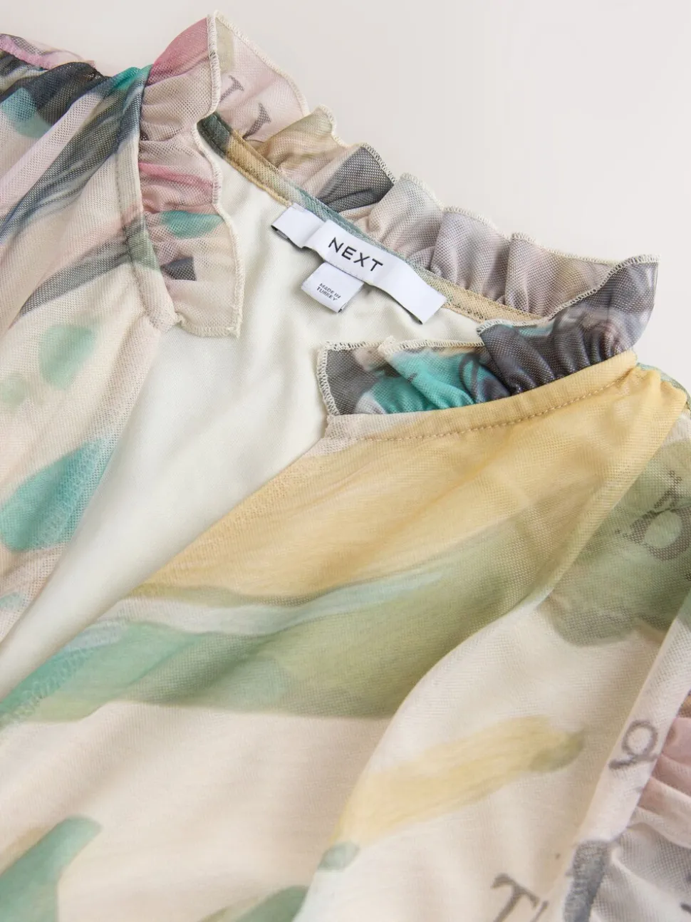 Ecru met bloemenmotief - Halflange geplooide mesh gelegenheidsmaxi-jurk met print en V-hals