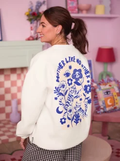 Eleanor Bowmer ecru sweatshirt met Mama Like No Other-print