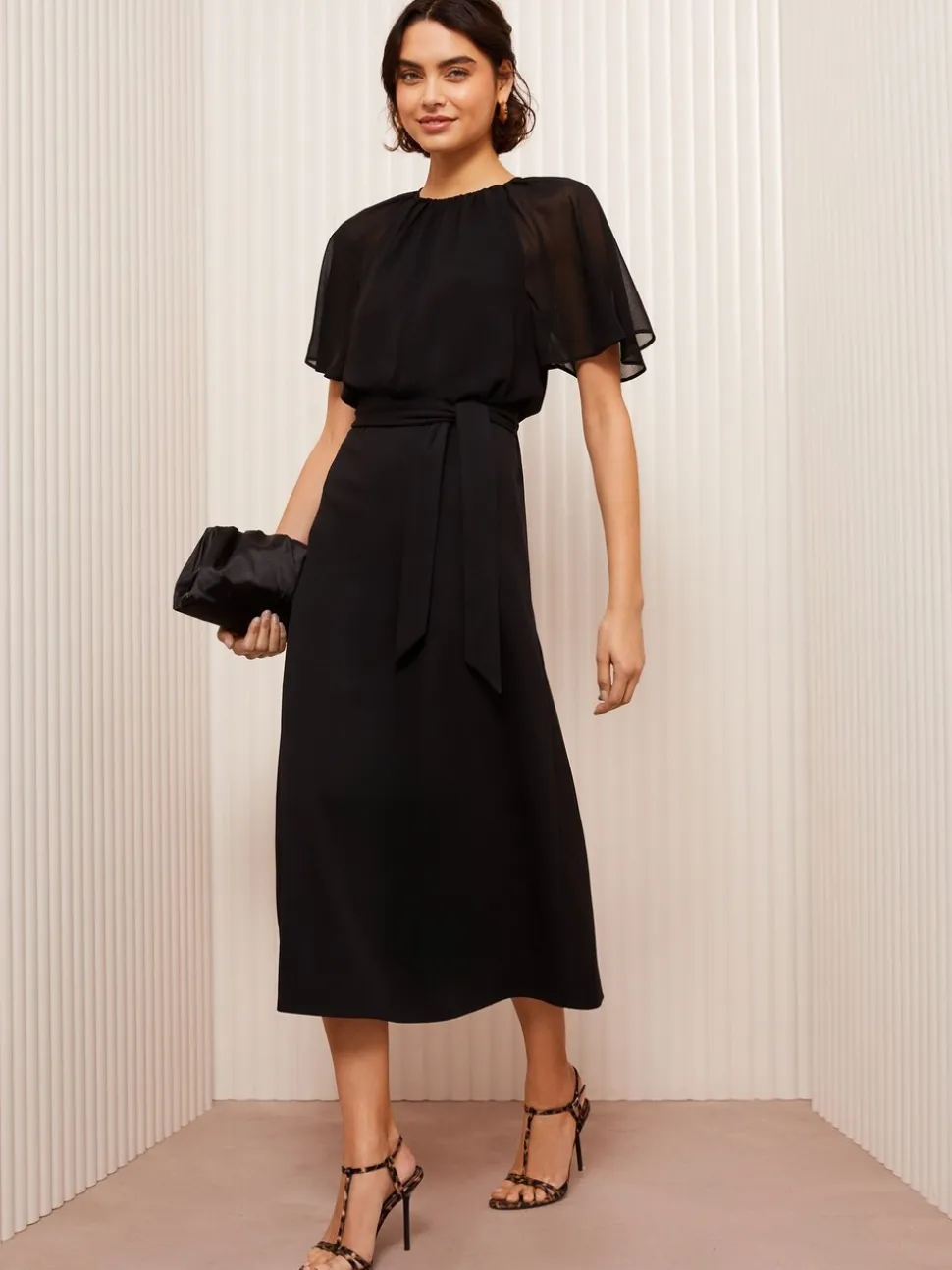 Friends Like These scuba chiffon midi-jurk met fladdermouwen