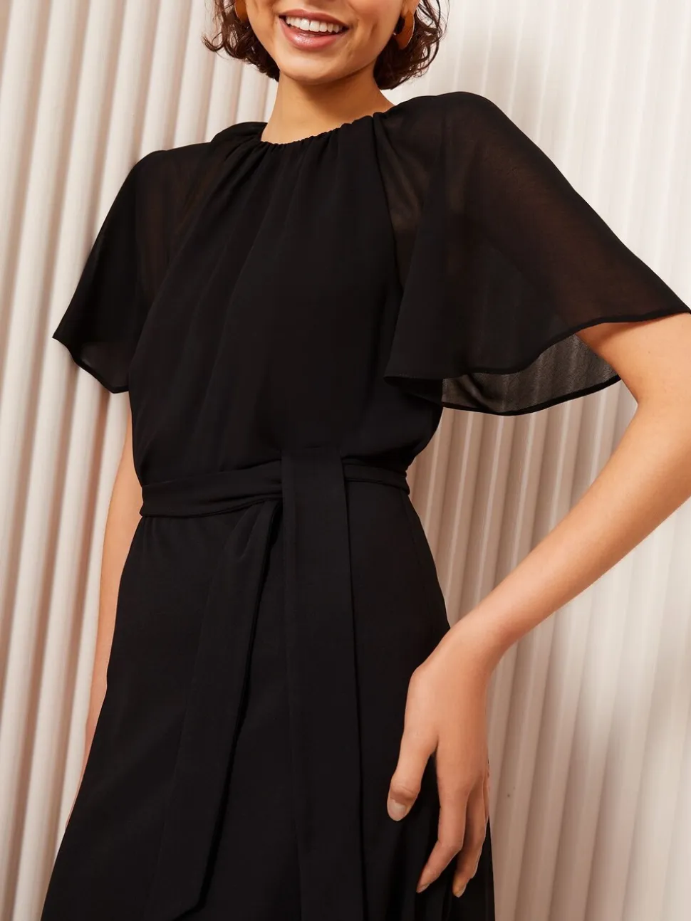 Friends Like These scuba chiffon midi-jurk met fladdermouwen