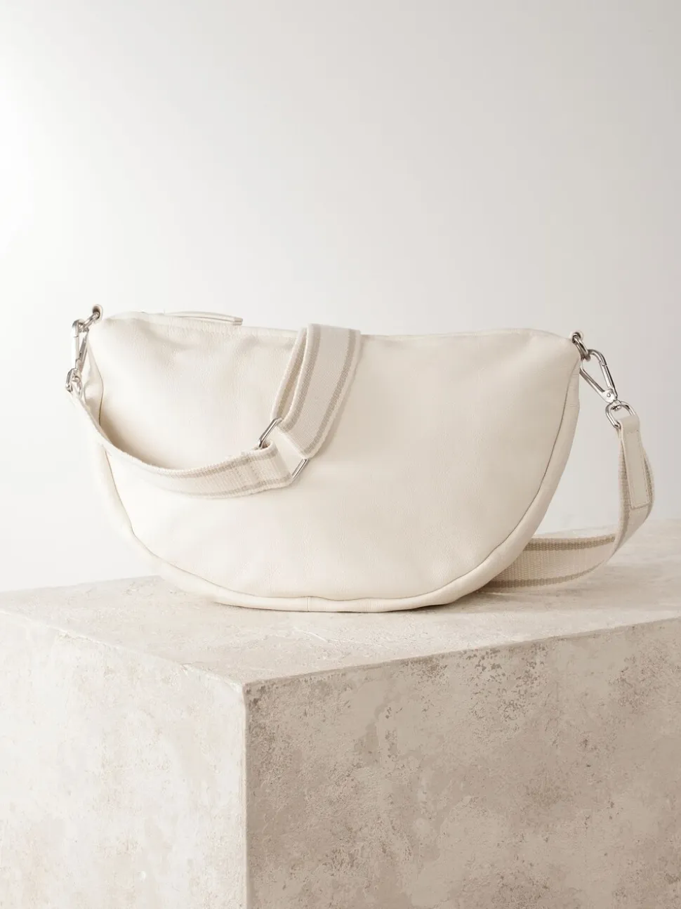 Gebroken wit - Crossbodytas van leer met band