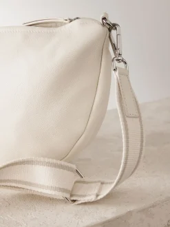 Gebroken wit - Crossbodytas van leer met band