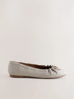 Gebroken wit - Forever Comfort® Leather Ruched Charm Ballet Flats