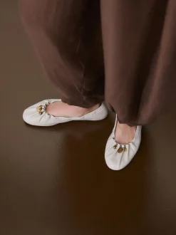 Gebroken wit - Forever Comfort® Leather Ruched Charm Ballet Flats