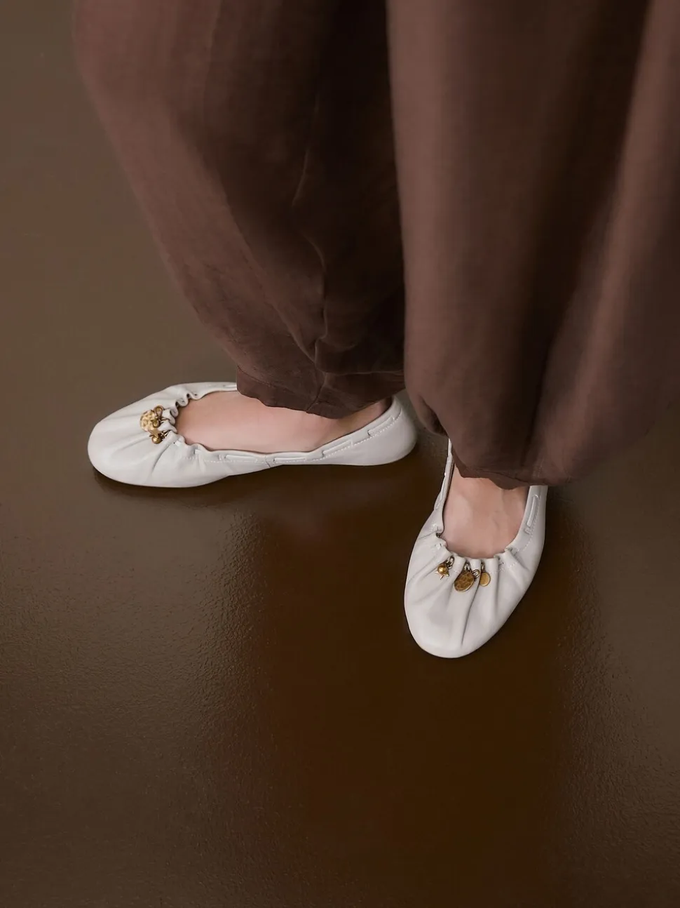 Gebroken wit - Forever Comfort® Leather Ruched Charm Ballet Flats