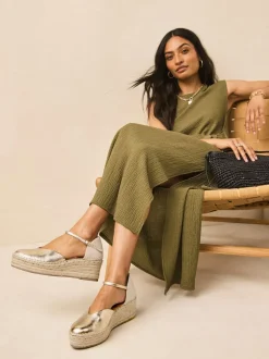 Goud - Espadrilles met sleehak en plateauzool met gesloten neus